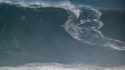 Uma das ondas gigantes surfadas pelo brasileiro Lucas Chumbo em Nazaré, Portugal, para ser campeão mais uma vez