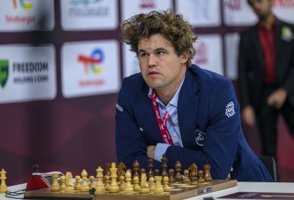 Magnus Carlsen reage em partida contra Maxime Vachier-Lagrave no Mundial de Xadrez