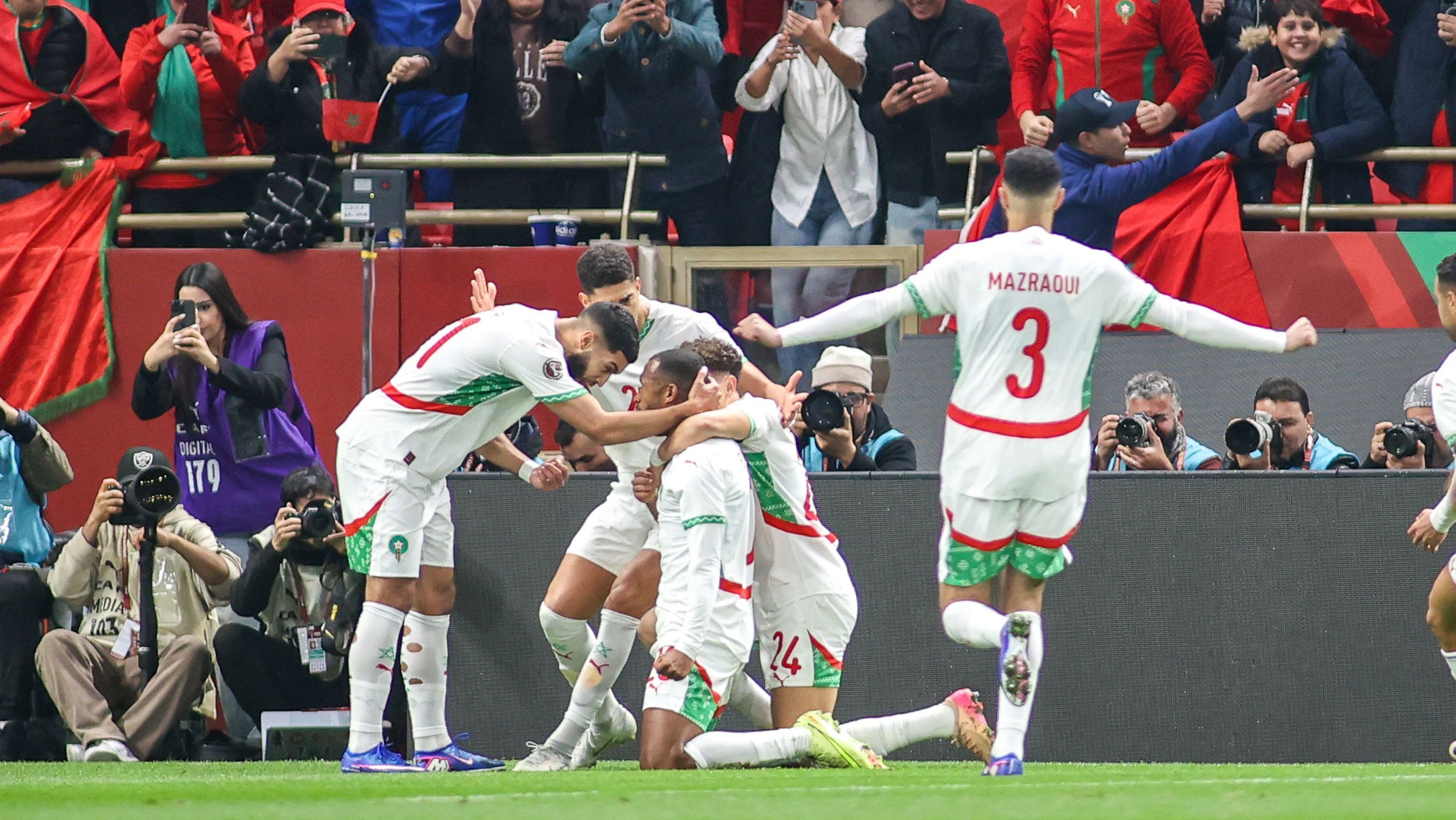Ayoub El Kaabi e companheiros comemoram gol de Marrocos