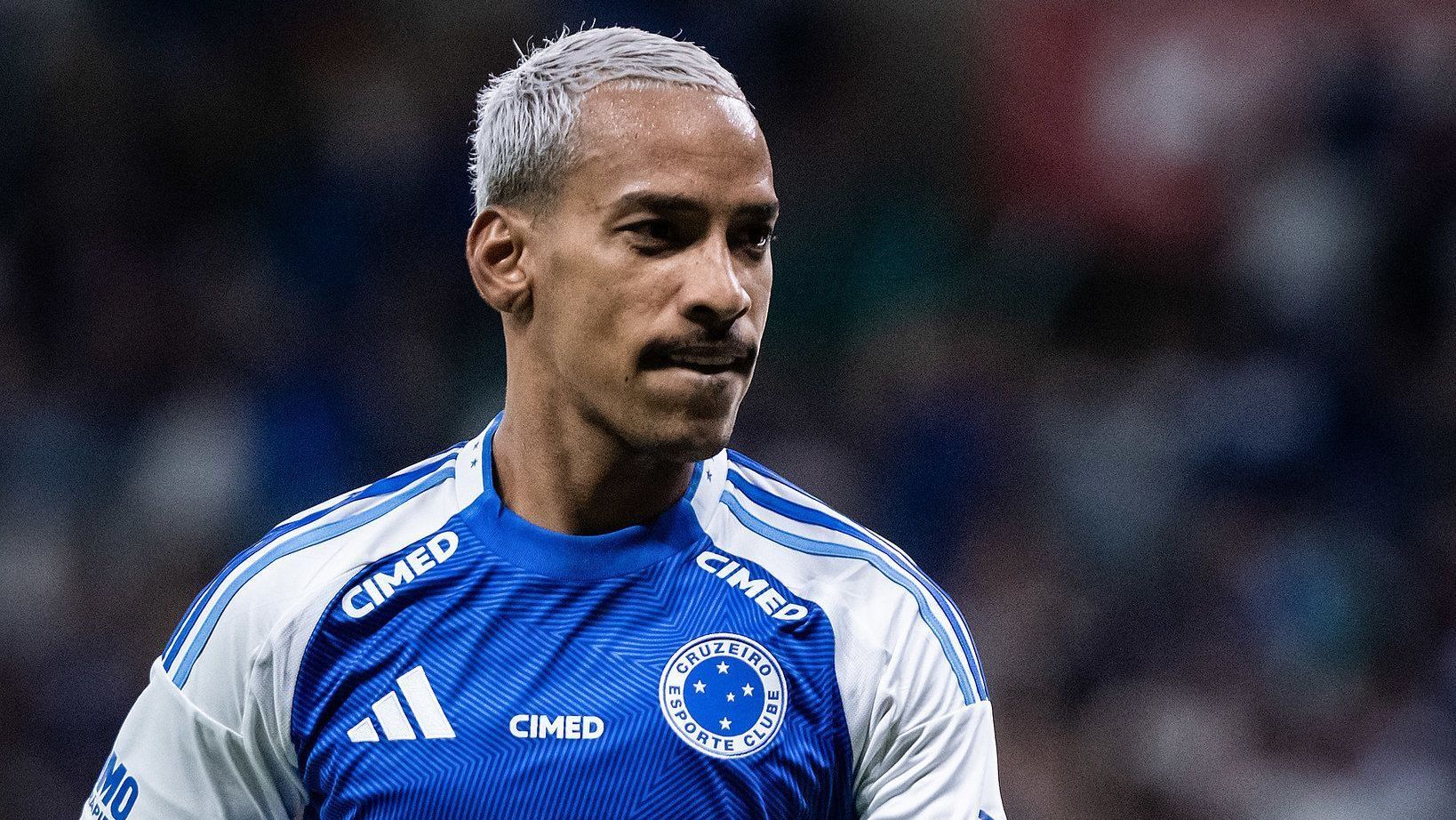 Matheus Pereira, do Cruzeiro, celebrando seu gol diante do Botafogo, em partida válida pela 37ª rodada do Brasileirão