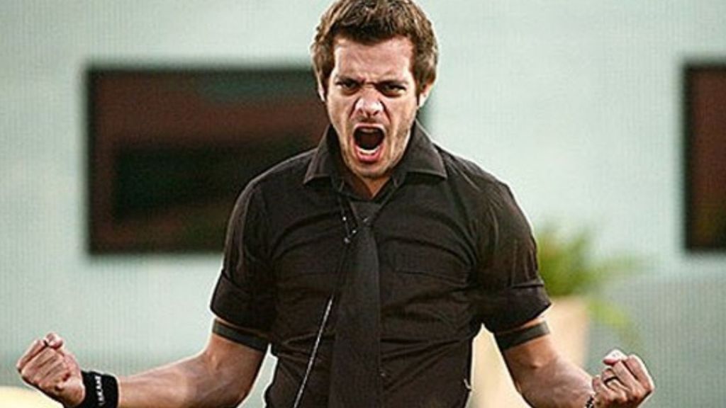 Max Porto celebra após ser declarado campeão do BBB 9