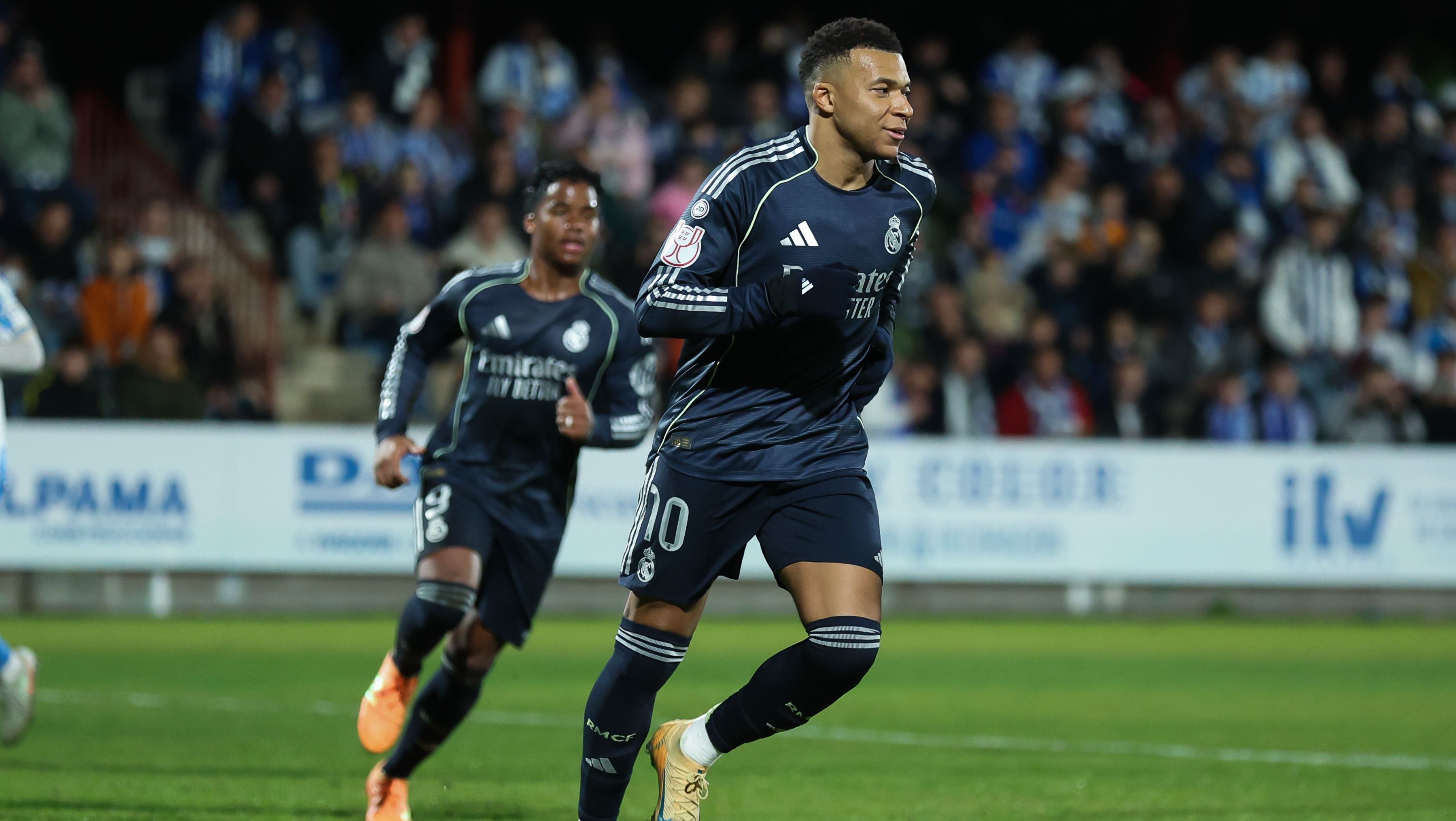 Kylian Mbappé, do Real Madrid, celebrado um dos seus gols sobre o Talavera, em duelo válido pela Copa do Rei