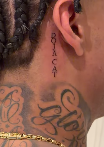 MC Cabelinho tatua nome de Doja Cat atrás da orelha • Instagram/ MC Cabelinho