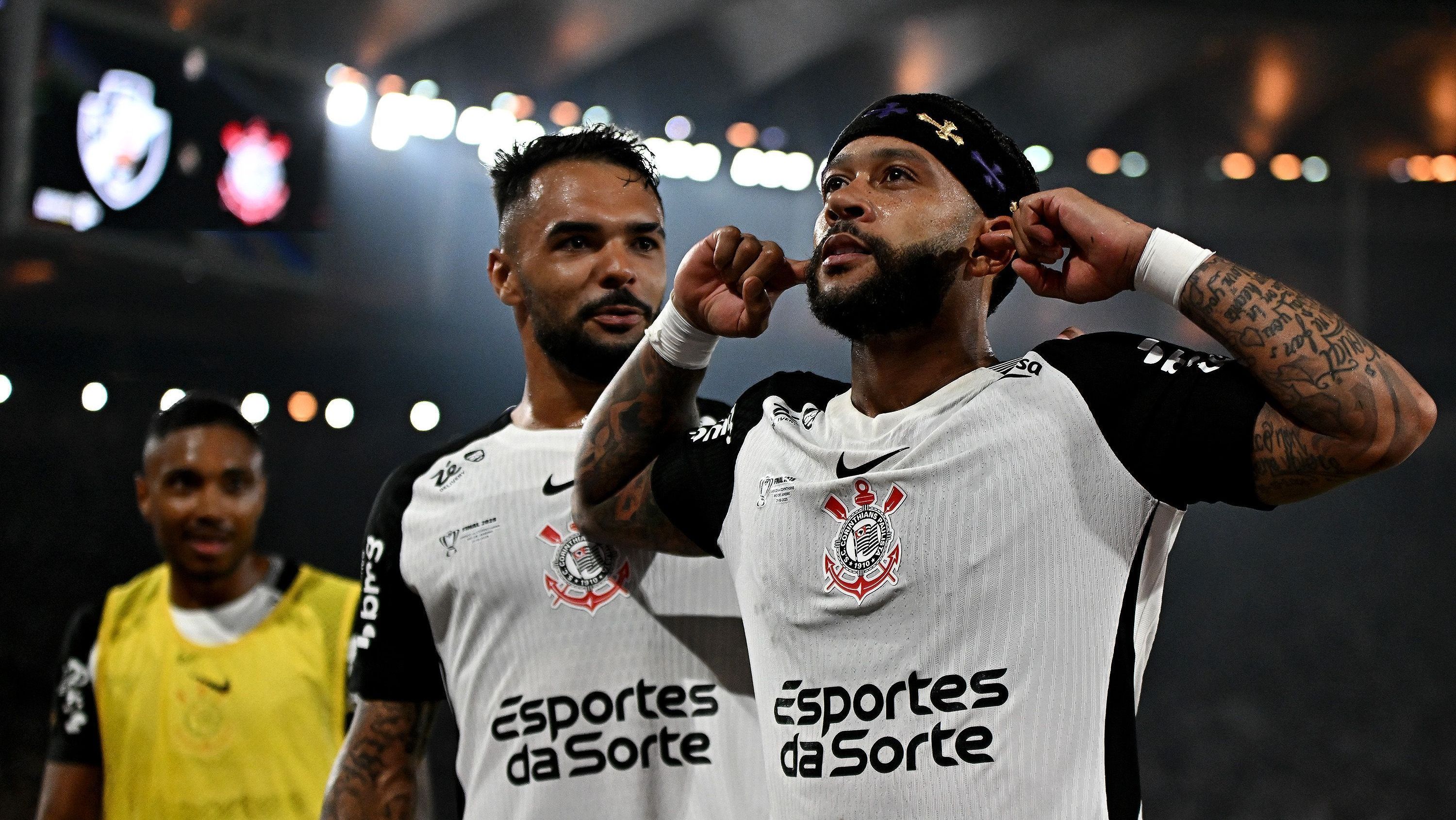 Memphis Depay comemora seu gol com a torcida do Corinthians no Maracanã