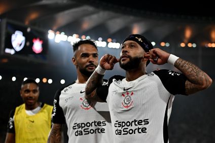 Memphis Depay comemora seu gol com a torcida do Corinthians no Maracanã