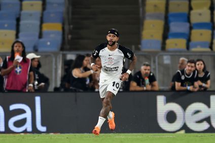 Memphis corre para celebrar seu gol no Maracanã, na final entre Vasco e Corinthians