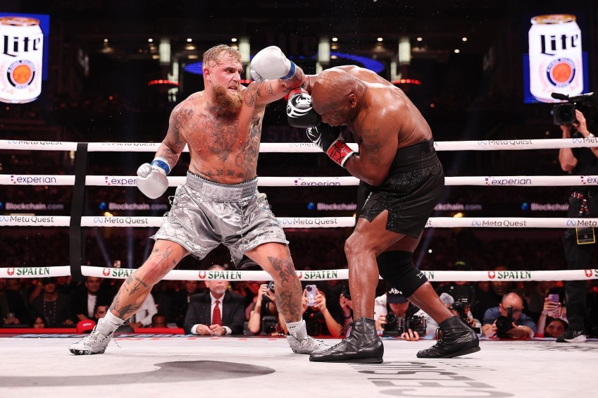 Paul e Mike Tyson se enfrentam no AT&T Stadium em 15 de novembro de 2024 • Al Bello/Getty Images via CNN Newsource