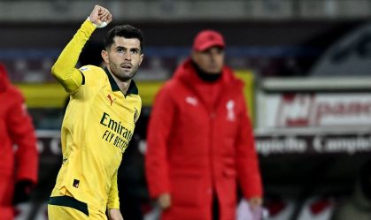 Milan sai atrás, mas vira contra o Torino e assume a liderança da Serie A