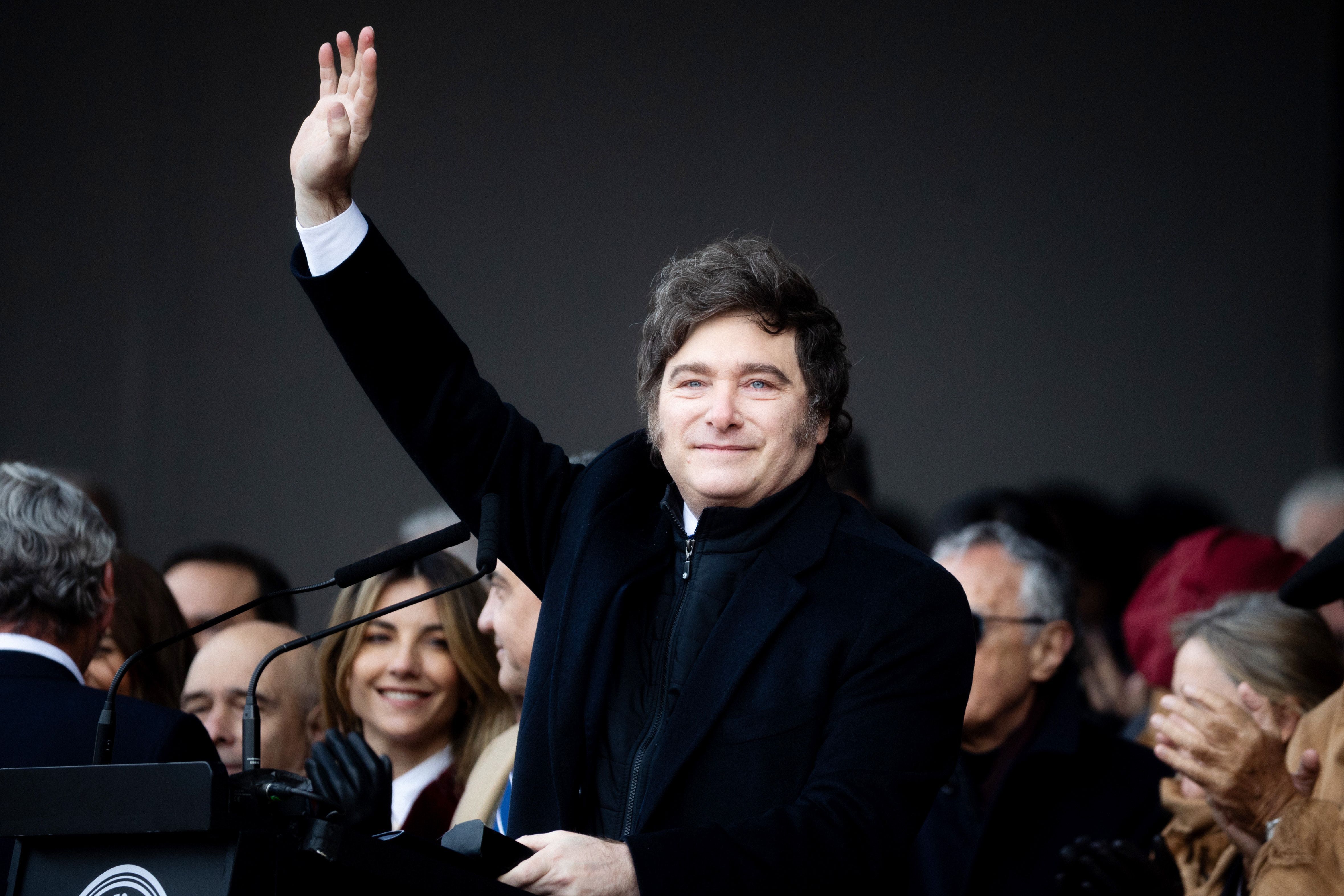 O presidente da Argentina, Javier Milei, acena durante sua visita à 137ª Expo Rural no Centro de Exposições e Conferências La Rural, em 26 de julho de 2025, em Buenos Aires, na Argentina