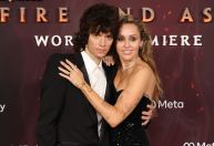 Miley Cyrus noiva? Cantora posa ao lado de Maxx Morando e exibe anel; veja