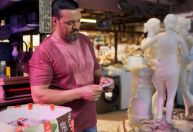 "Três Graças": após trair grupo, Misael foge com dinheiro mas se arrepende