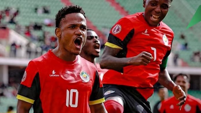 Jogadores de Moçambique celebram um dos gols da vitória sobre Gabão