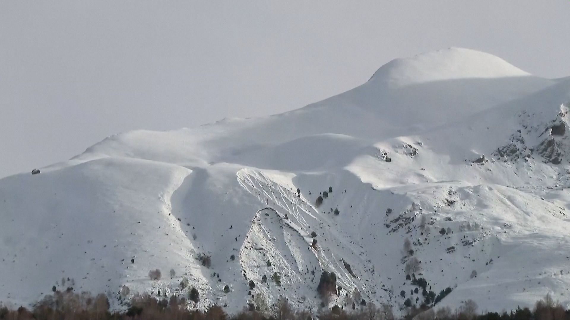 Uma avalanche matou três pessoas e deixou uma ferida no município de Panticosa, na Espanha, localizado nas cadeias montanhosas chamadas de Pirineus espanhóis, informou a Guarda Civil nesta segunda-feira (29)