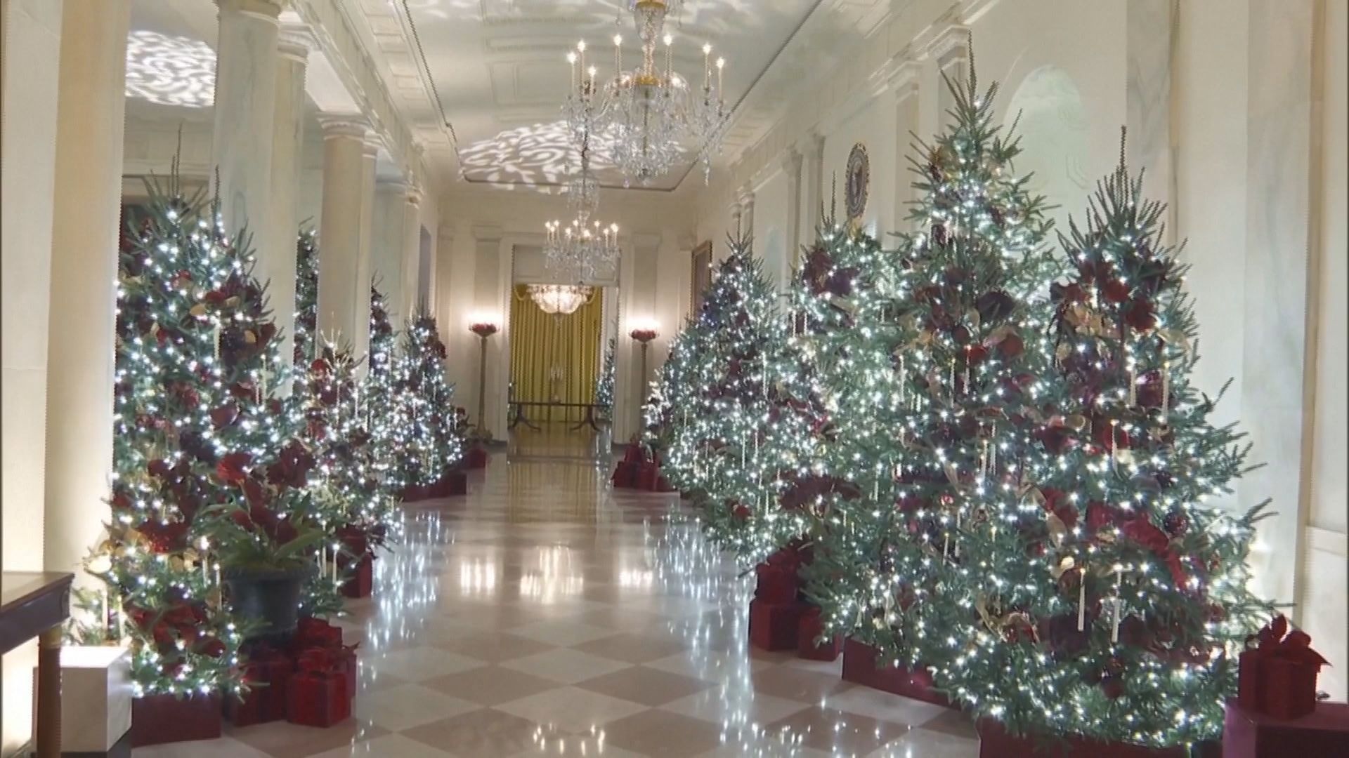 Corredor da Casa Branca decorado com árvores de natal. Segundo a primeira-dama Melania Trump, o tema deste ano é "Lar é onde o coração está" • UNRESTRICTED POOL / REUTERS