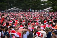 Australianos fazem celebração silenciosa em praia após ataque terrorista