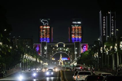 Vista geral da Avenida Bolívar em Caracas, decorada para o Natal como parte das "Celebrações de Natal" na Venezuela, em 3 de outubro de 2025, em Caracas, Venezuela.