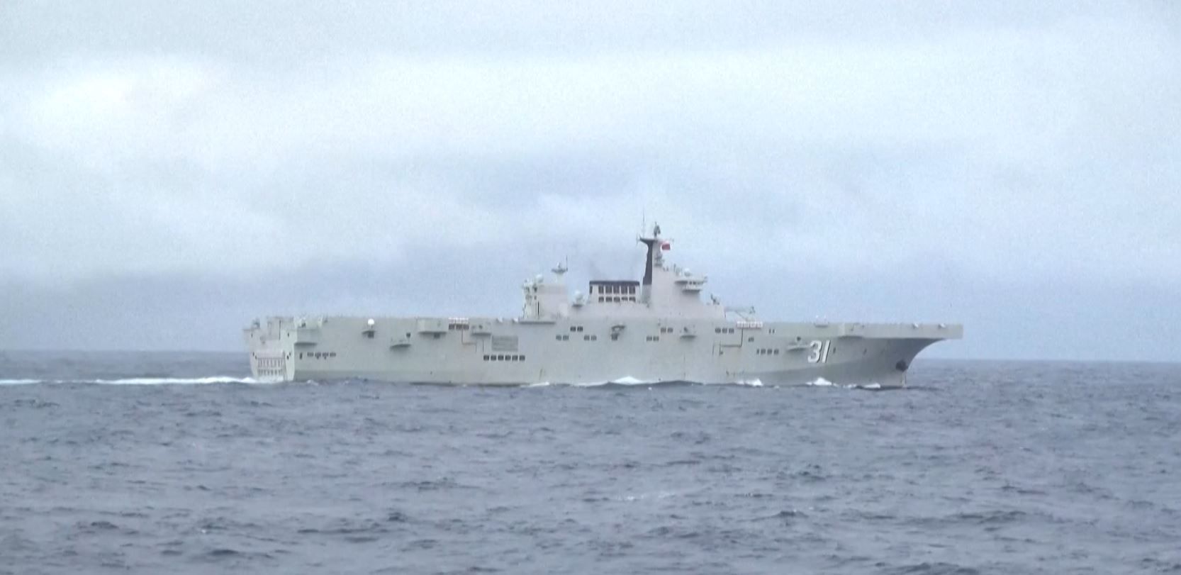 Navio de guerra da China durante treinamento militar com munição real ao redor de Taiwan