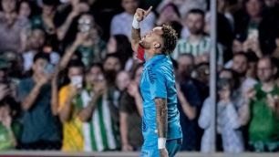 Neymar volta a fazer três gols em um mesmo jogo após três anos e dá alívio ao Santos