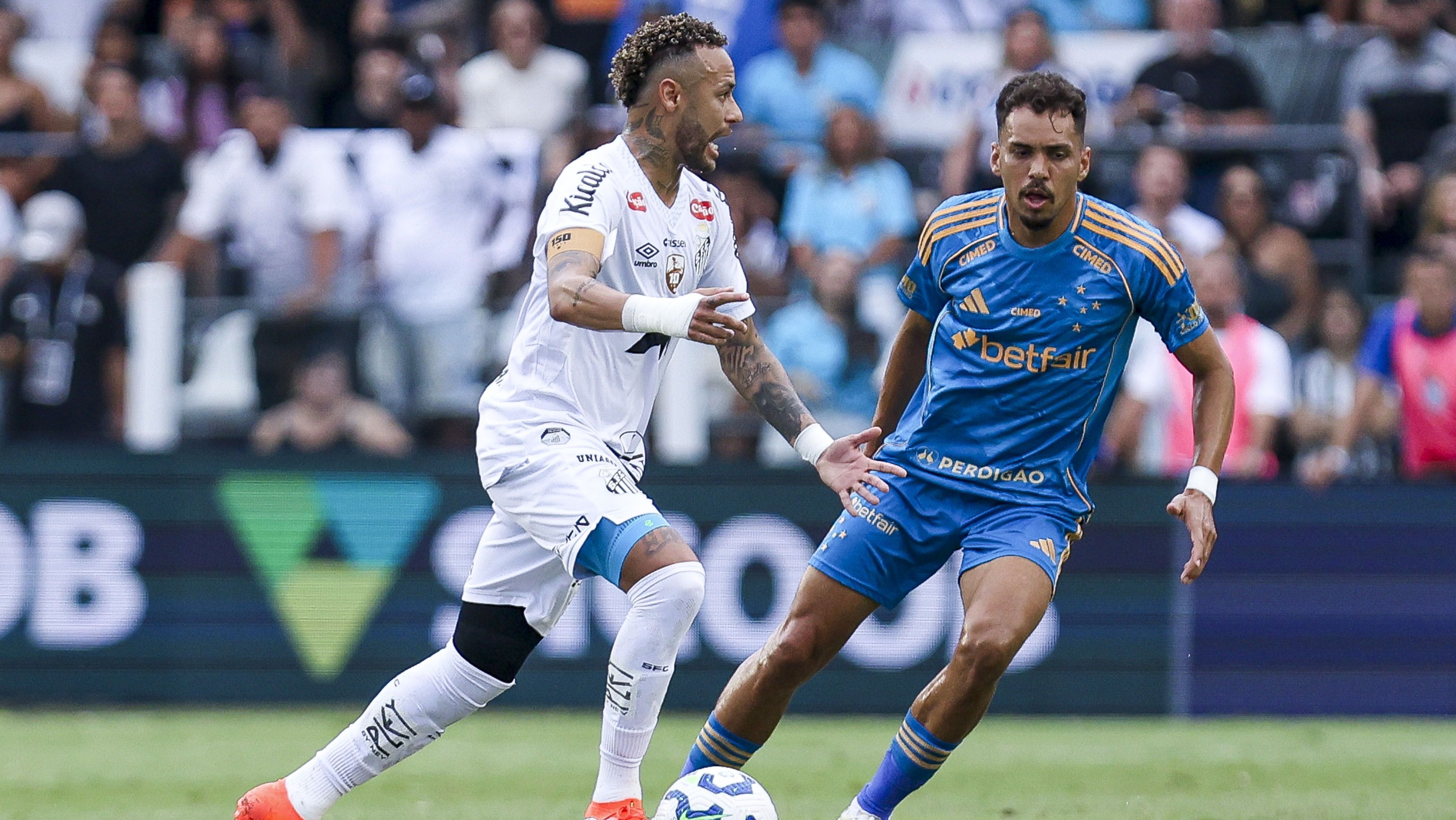 Neymar em campo no Santos x Cruzeiro, pela 38ª rodada do Brasileirão