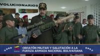 Maduro recebe rifle e diz que Venezuela tem "guerreiros invencíveis"