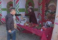 Mulher palestina alegra natal na Cisjordânia vendendo chocolates de tâmaras