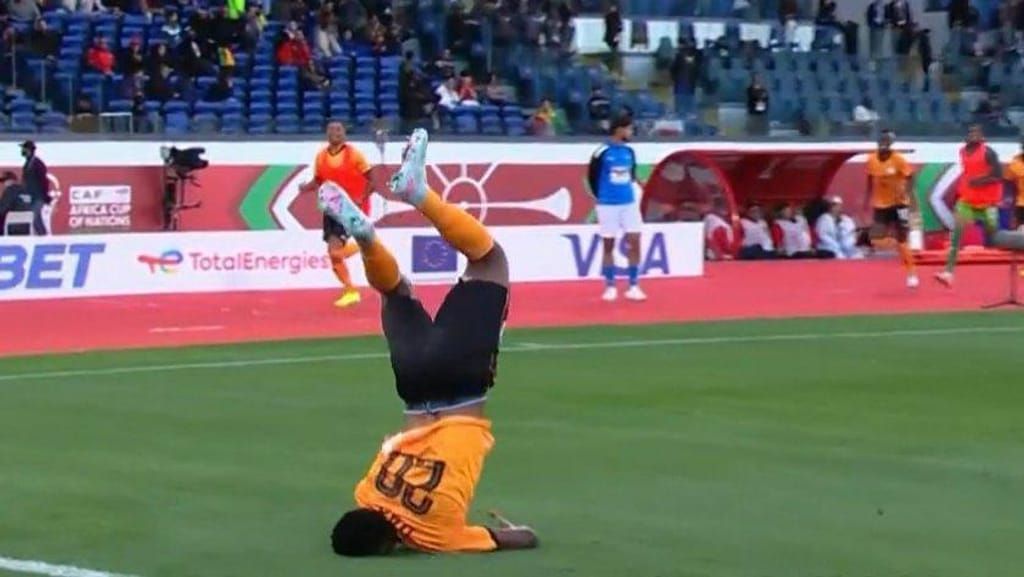 Patson Daka cai de pescoço após tentar mortal em comemoração de gol em Mali 1 x 1 Zâmbia pela Copa Africana de Nações