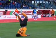 Mortal em comemoração de gol termina mal e jogador quase sofre lesão grave