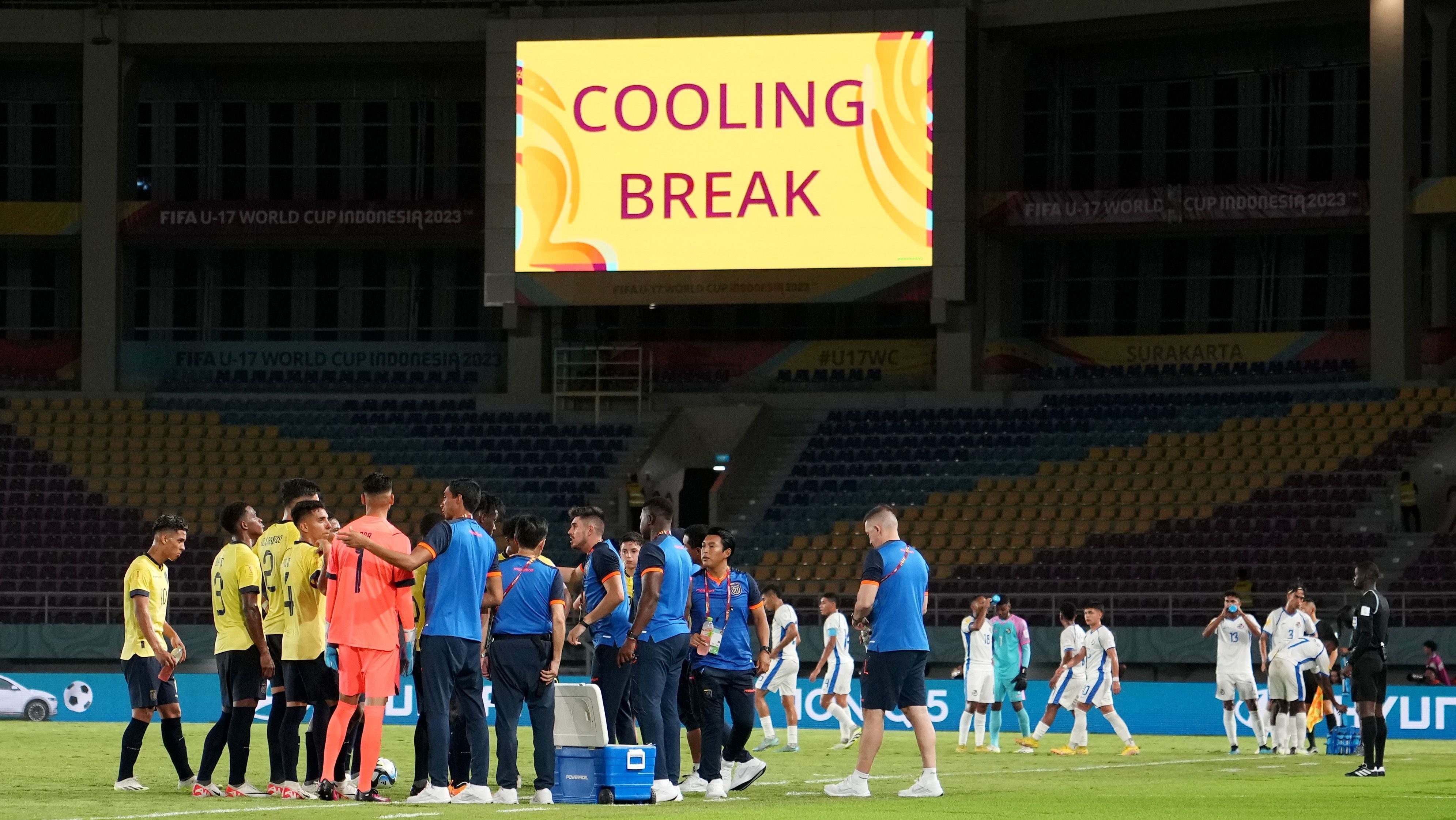 Pausa para hidratação durante o Mundial Sub-17 de 2023