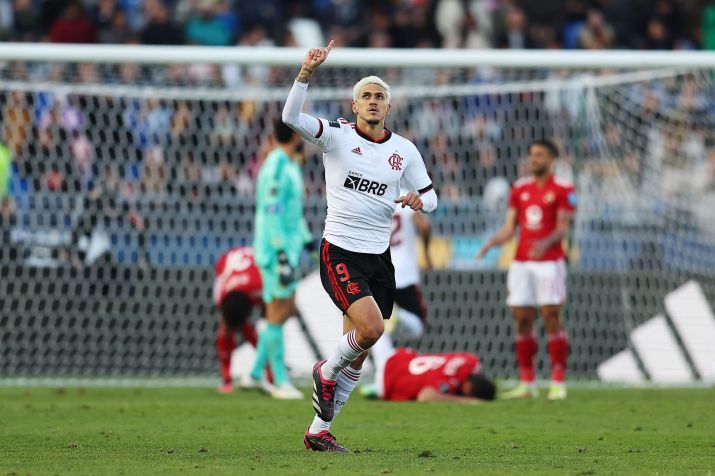 Pedro comemora seu gol na vitória do Flamengo sobre o Al-Ahly no Mundial de 2023 • Christopher Lee - FIFA/FIFA via Getty Images