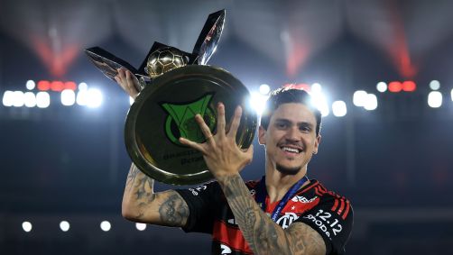 Pedro levantando a taça do Campeonato Brasileiro