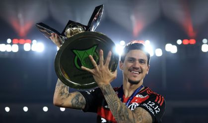 Pedro levantando a taça do Campeonato Brasileiro