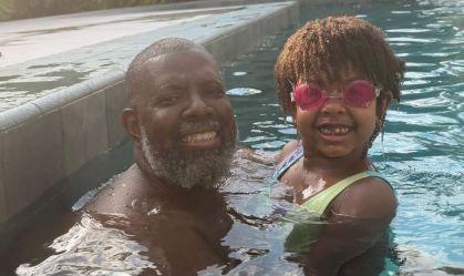 Filha de Péricles encanta web com samba no pé: "Nasceu com gingado"