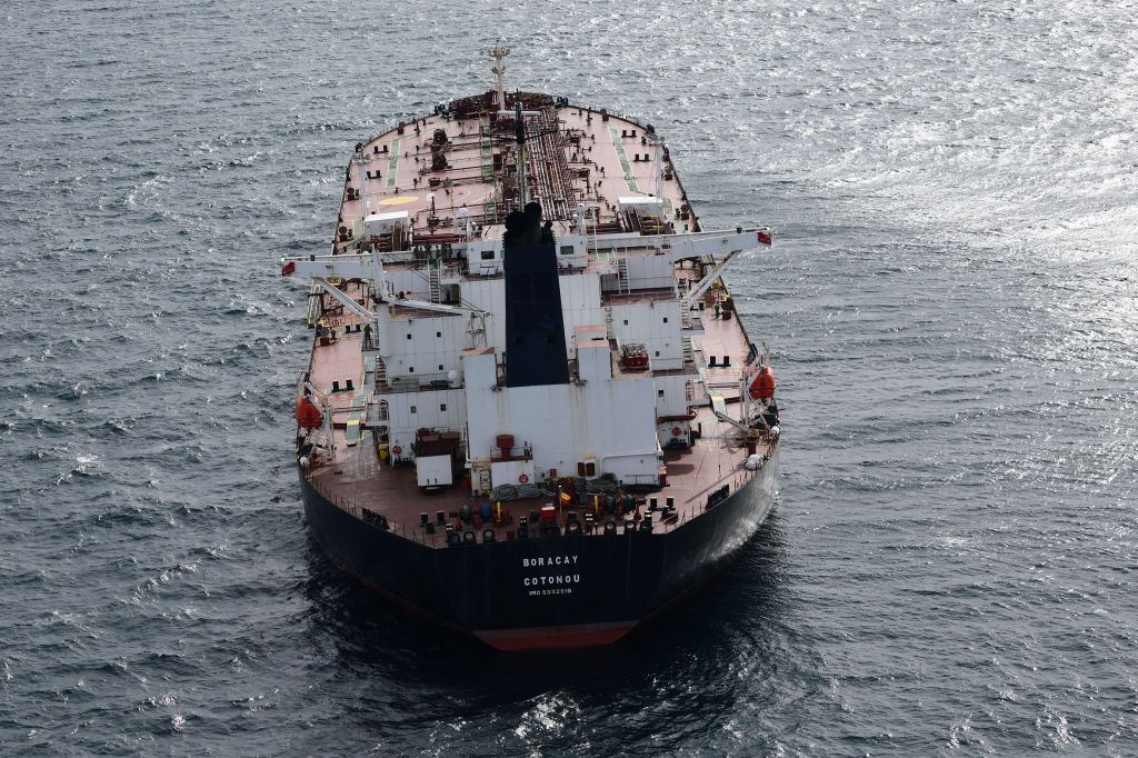 Uma vista aérea mostra o petroleiro Boracay, embarcação que está sendo investigada pelas autoridades francesas e suspeita de pertencer à chamada "frota paralela" envolvida no comércio de petróleo russo, na costa do porto de Saint-Nazaire, no oeste da França, em 2 de outubro de 2025