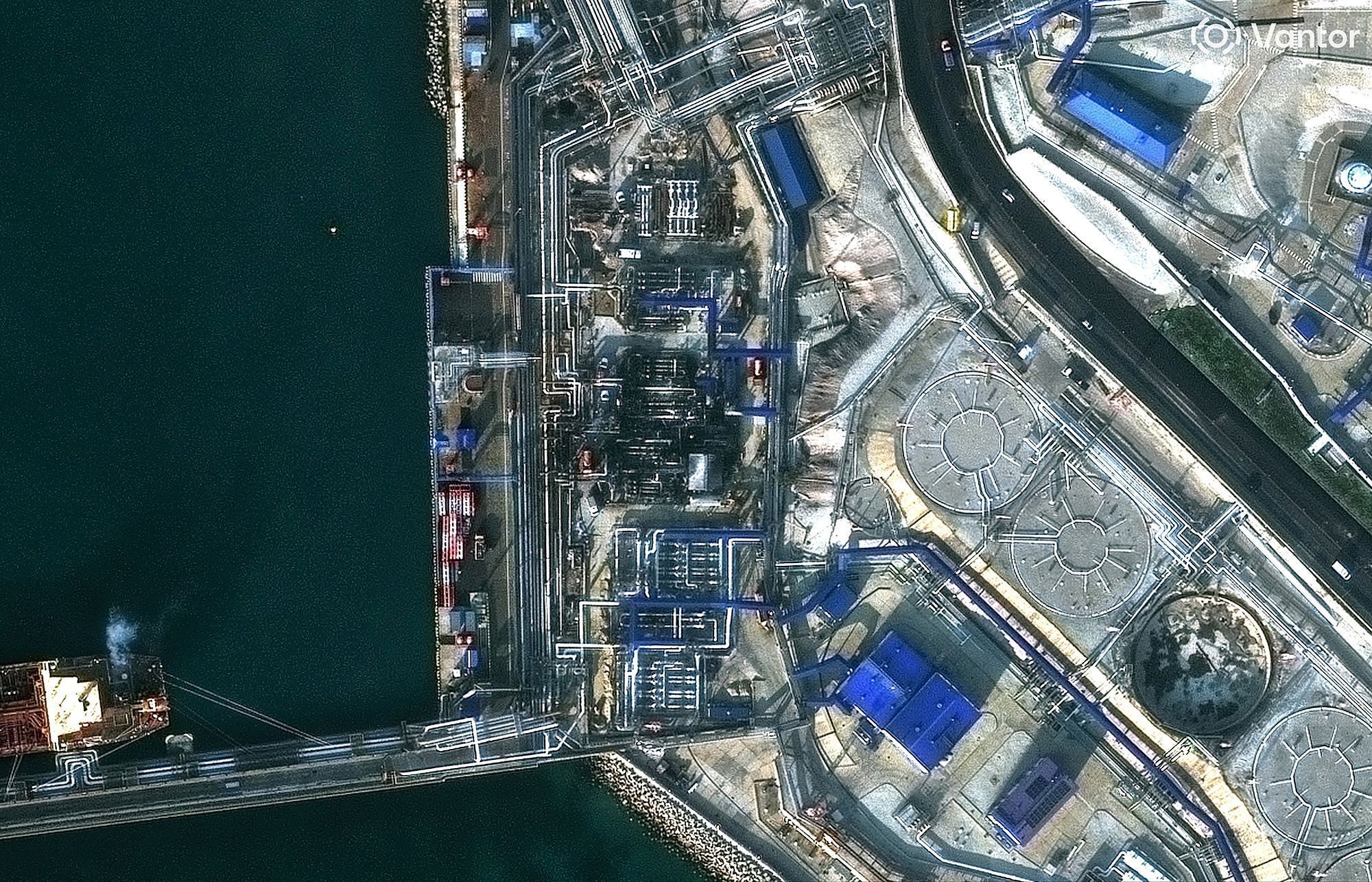 Uma imagem de satélite mostra uma visão geral das instalações petrolíferas danificadas no porto russo de Novorossiysk, após um ataque ucraniano com mísseis e drones, em Novorossiysk, Rússia, em 16 de novembro de 2025 • Vantor/Reuters via CNN Newsource