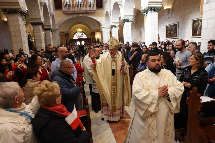 O Patriarca Latino de Jerusalém, Pierbattista Pizzaballa, participa de uma missa matinal na Igreja de Santa Catarina, na Igreja da Natividade, em Belém, nesta quinta-feira (25). • Hazem Bader/AFP via Getty Images via CNN Newsource