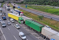 Acidente entre cinco carretas bloqueia faixas do Rodoanel em SP