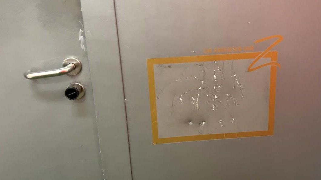 Porta de vestiário da Red Bull Arena, em Leipzig, na Alemanha, chutada por Zidane em 2006