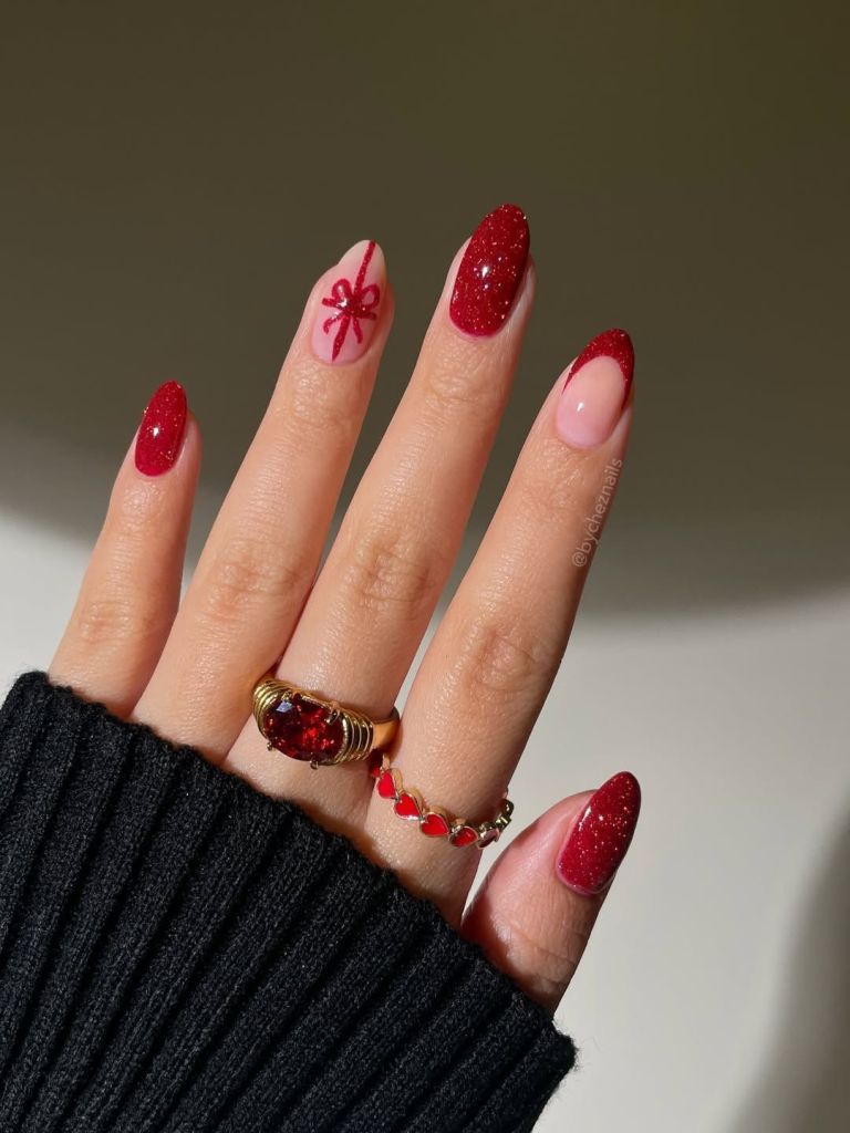 Nail art com laço de presente