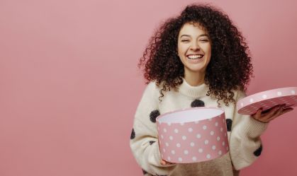 Pix ou lembrancinha? Presente físico volta a ser vínculo de afeto