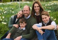 Príncipe William e Kate Middleton divulgam foto de cartão de Natal de 2025