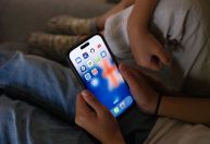 Após Austrália, Reino Unido avalia proibir redes sociais para crianças