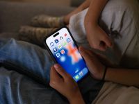 Após Austrália, Reino Unido avalia proibir redes sociais para crianças