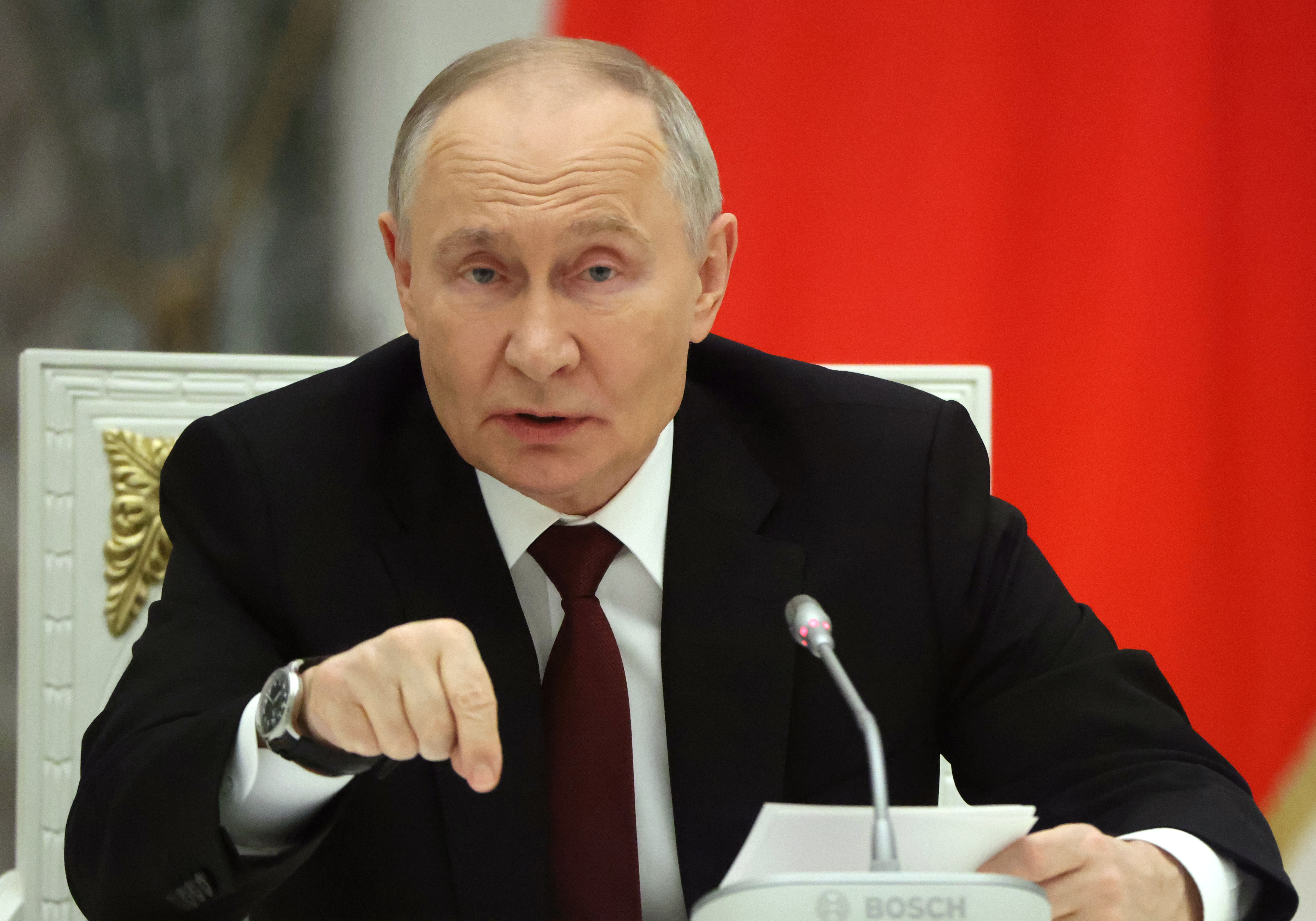 O presidente russo Vladimir Putin durante um encontro com jovens cientistas, logo após conversas com o primeiro-ministro húngaro Viktor Orbán, no Kremlin, em 28 de novembro de 2025, em Moscou, na Rússia