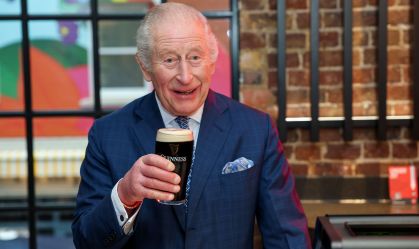 Rei Charles aproveita cerveja em evento de inauguração em Londres