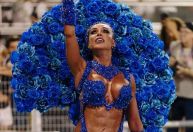 Rainha da Águia de Ouro diz só comer biscoito e uva passa no dia do desfile