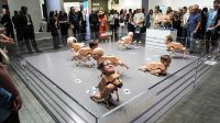 Musk, Bezos e Picasso são retratados como cães-robôs e chocam; veja