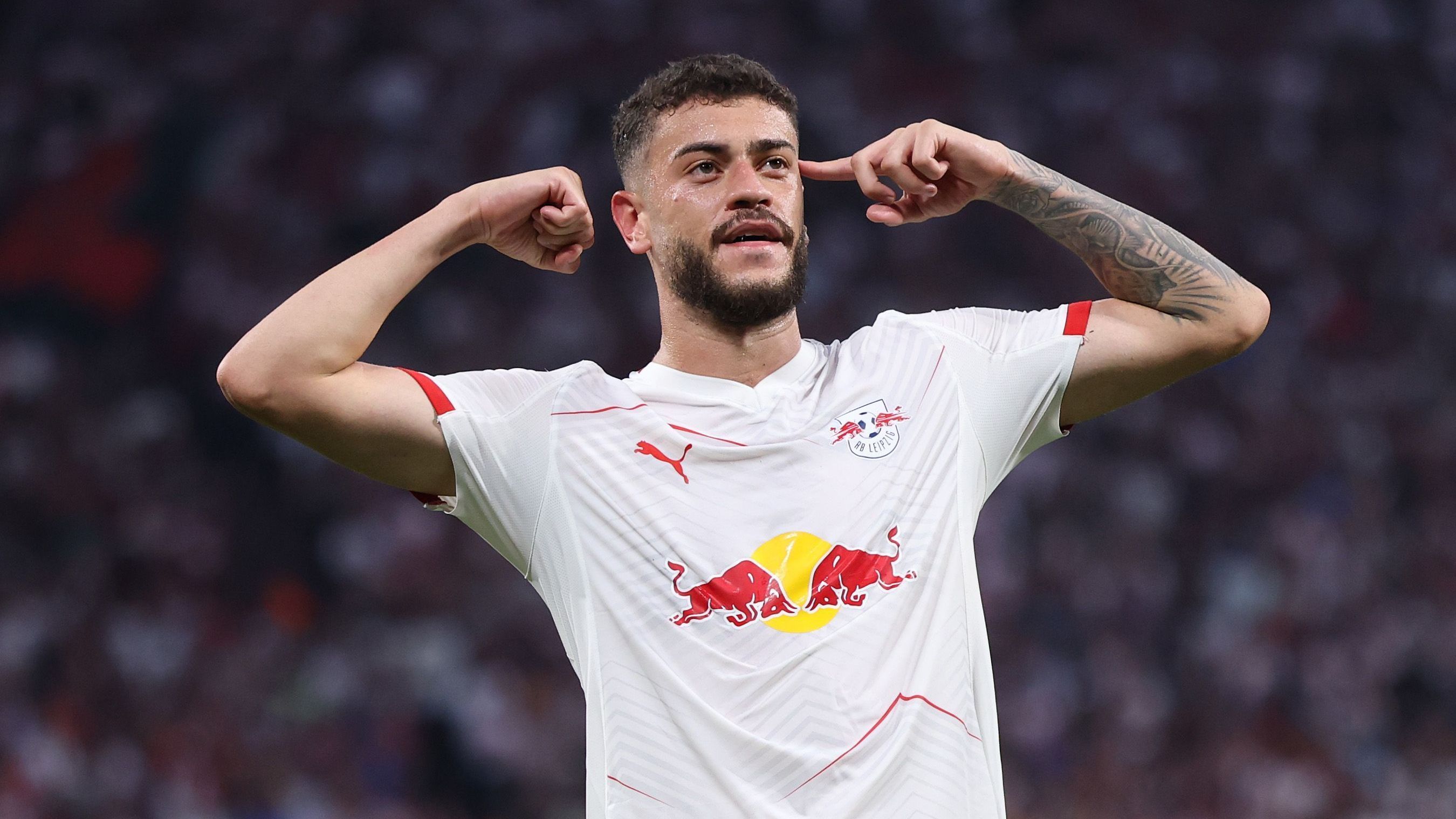 Rômulo, do RB Leipzig, comemora gol contra o Colônia, pela Bundesliga