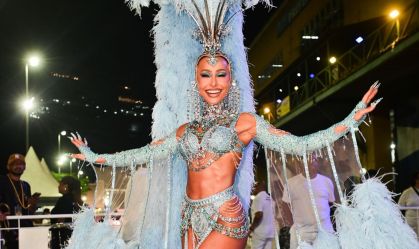 Sabrina Sato usa look com pluma maximalista em minidesfile; veja