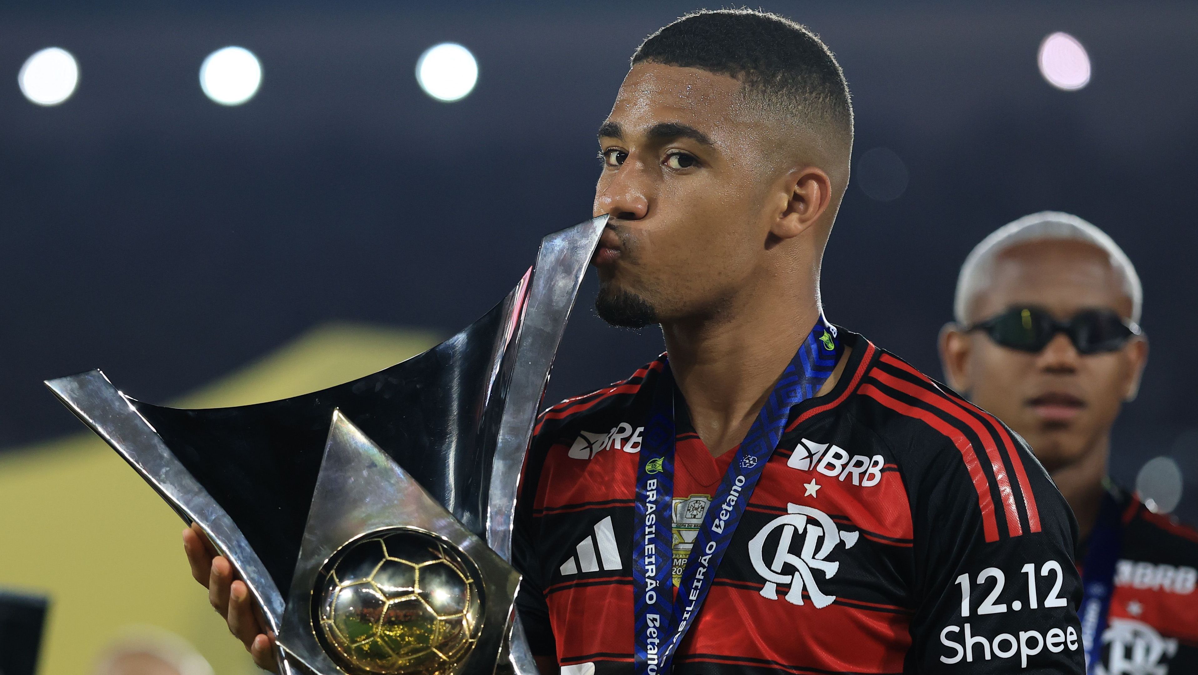 Samuel Lino com a taça do Brasileirão