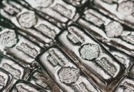 Operação dos EUA gera busca por segurança e impulsiona metais preciosos